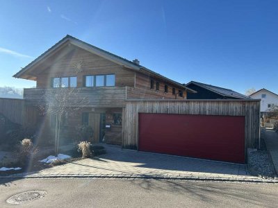 Hochwertiges Landhaus mit Einliegerwohnung - KFW 40 Plus, Sauna und idyllischem Garten in Altusried