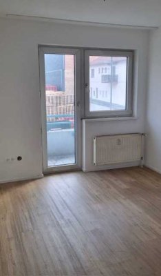 Schöne 1 Zimmer Wohnung sofort frei ! Neu renoviert !