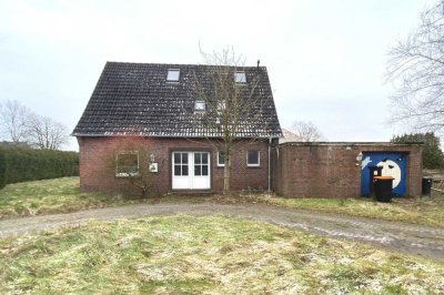 Zwangsversteigerung - Einfamilienhaus mit Garage in Burhafe