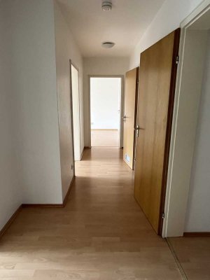 freundliche  3 Zimmerwohnung mit EBK und Balkon zu vermiten