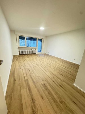 Tolle renovierte Wohnung mit Balkon (ähnlich wie auf den Fotos)