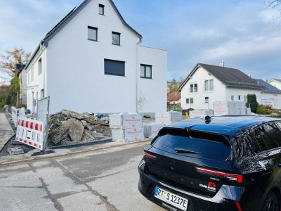 Helle und sehr schöne Maisonettenwohnung mit Balkon, EBK und Stpl. i. Fr. in der Ortsmitte