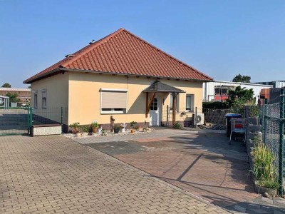 Arbeiten und Wohnen an einem Ort ! Niedrigenergiehaus (Lager- u. Bürogeb.) mit Garage u. Indoorpool