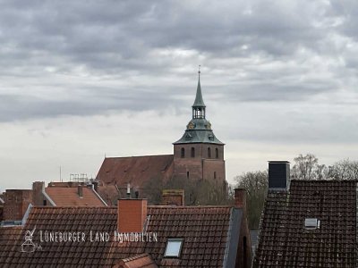 Reduziert: Bezugsfertige 2-Zimmer-DG-Wohnung mit TG und Blick auf Lüneburgs St.-Michaelis-Kirche