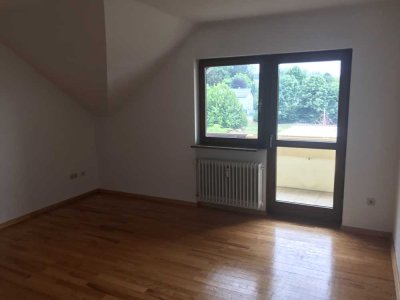 Vollständig renovierte 2-Zimmer-DG-Wohnung mit Balkon und EBK in Diedorf