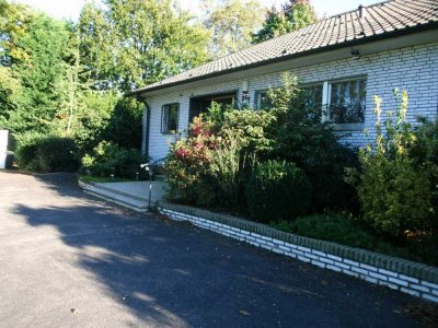 Sehr schöner Bungalow   mit Einrichtung und großem Garten