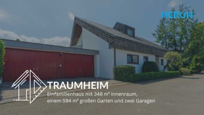 TRAUMHEIM - Einfamilienhaus mit 348 m² Innenraum, einem 594 m² großen Garten und zwei Garagen