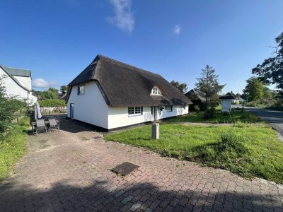 Reetgedecktes Bauernhaus mit Boddenblick