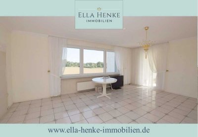 Traumhafte Aussicht aus dem Wohnzimmer: Helle 4-Zimmer-Wohnung mit Balkon + 2 Garagen...