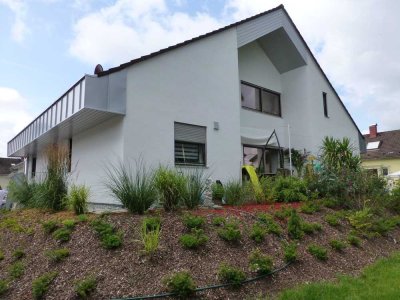 Ansprechende 3,5-Zimmer-Hochparterre-Wohnung mit Terrasse und Garten in Meckenbeuren