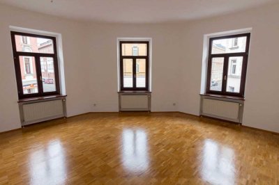 **Frisch renovierte Wohnung + Parkett**