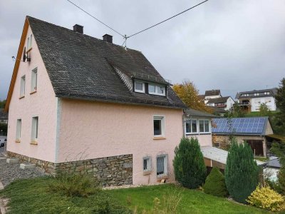 Charmantes Einfamilienhaus in ruhiger Lage mit großzügigen Wintergarten!