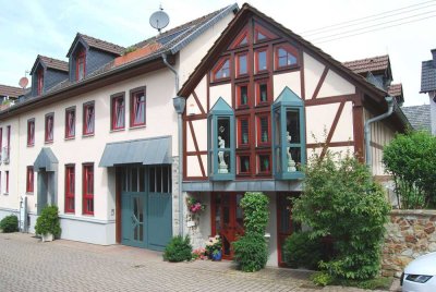 Nähe Idstein: 2 sanierte Architekten-Häuser mit insgesamt 4 WE & romantischer Innenhof