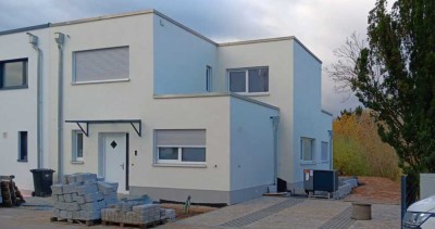 Nahe Frankfurt, Friedberg, Hanau:  8-Zi-DH-Hälfte, 242 m² Wfl., mit Fernblick, Erstbezug!