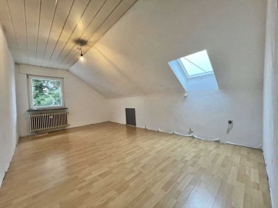 3-Zimmer-Dachgeschosswohnung – Modernisierungsbedürftig, aber energetisch saniert! PROVISIONSFREI!