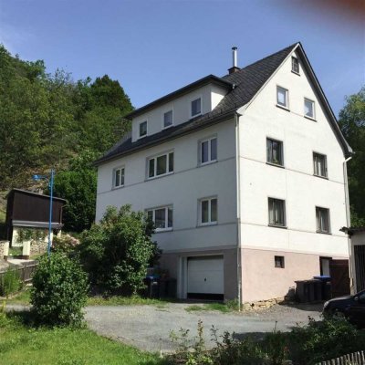 Freistehendes Dreifamilienhaus mit Innenhof, Garten und Garage