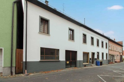 Großzügige, vermietete 6-Zimmer-Maisonettewohnung mit Sanierungsbedarf in Uehlfeld