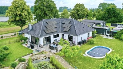 Exklusives Familienparadies mit Pool & zwei vermietbaren Ferienhäusern direkt am See in Langenhagen