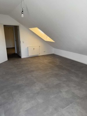 Komplett sanierte 2 Zimmer DG-Wohnung