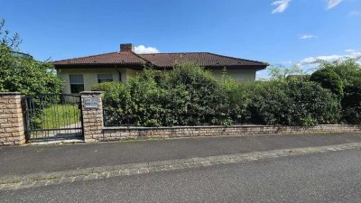 Ein- oder Zweifamilienhaus im Bungalow-Stil – Mit traumhaftem Garten