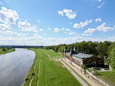 *moderne und großzügige 4,5 Raumwohnung in einmaliger Lage an der Elbe*