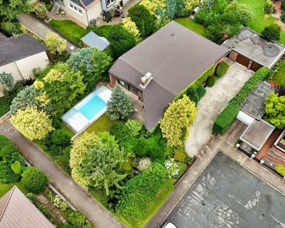 Stilvoller Bungalow in Hohenhameln: Ruhige Lage, Keller, Doppelgarage, zwei Kamine und Außenpool!