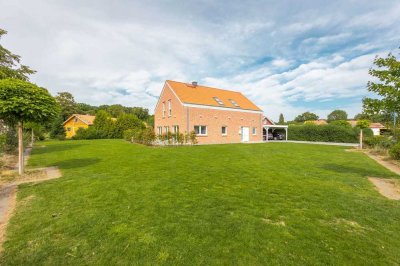 Architektenhaus mit Pool auf großzügigem Grundstück