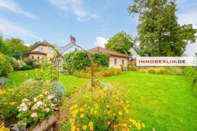 IMMOBERLIN.DE - Entzückender Bungalow mit Gartenidylle & Wintergarten im Berliner Speckgürtel