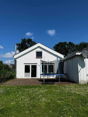 Freistehendes Ferien- und Einfamilienhaus am Wasser in Friedrichskoog mit großem Garten ,