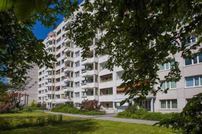 Sonnige 2-Raum-Wohnung mit Balkon und Aufzug.