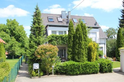 Doppelhaushälfte mit sehr großem Garten in toller Lage- Duplex with beautiful garden in Waldenbuch