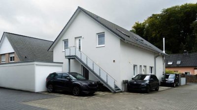 Modernes, freistehendes Einfamilienhaus in Neukirchen-Vluyn-Rayen mit Gewerbeeinheit – Vielseitige N