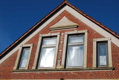 Tradition mit Gestaltungsfreiraum....älteres Wohnhaus mit 2 Garagen auf schönem Grundstück...