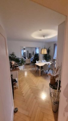 Schöne 5-Zimmer-Hochparterre-Wohnung mit gehobener Innenausstattung mit Balkon und EBK in Nürtingen