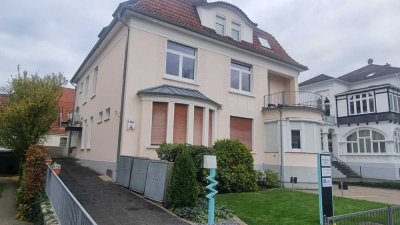 renovierte helle DG-Wohnung mit zwei Zimmern und Einbauküche in Bad Oeynhausen