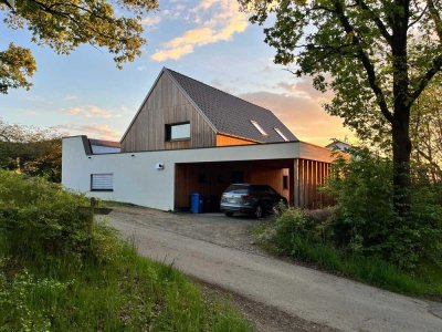 Individuelles neuwertiges Holzhaus in toller Lage in Edeldorf