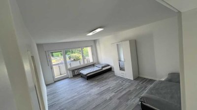 Vollständig renovierte 3-Raum-Wohnung mit Balkon und Einbauküche in Bergisch Gladbach - Refrath