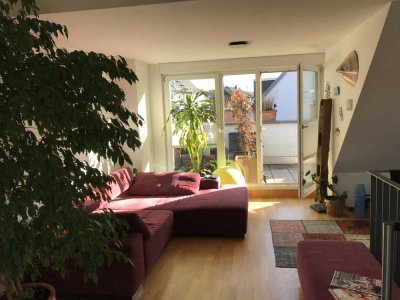 Schöne und helle 4 Zimmer Wohnung mit sehr großer Dachterasse in Frankfurt am Main, Praunheim