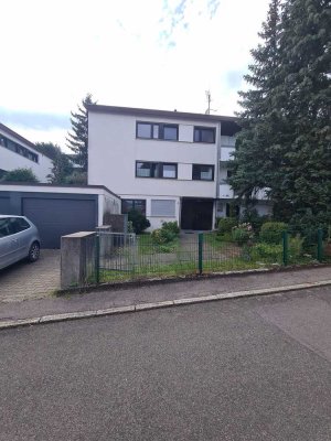 Geschmackvolle Wohnung mit drei Zimmern sowie Balkon und EBK in Esslingen am Neckar