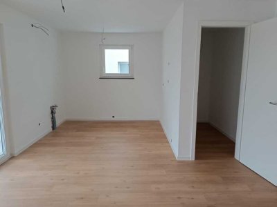 Erstbezug, KFW 40, 3 Zimmer Wohnung mit EBK im EG, Terrasse und Garten  in traumhafter Lage