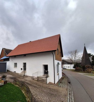 Einfamilienhaus mit großem Nebengebäude, KFZ-Werkstatt, Carport und Verkaufsraum