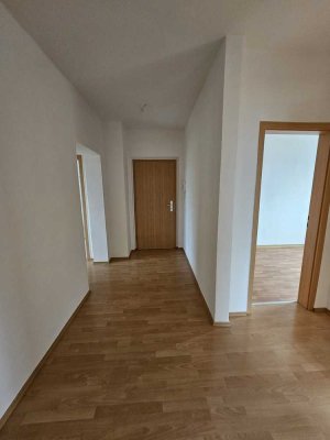 Geräumige helle 3-Zimmer-Wohnung mit Balkon und Gartenblick