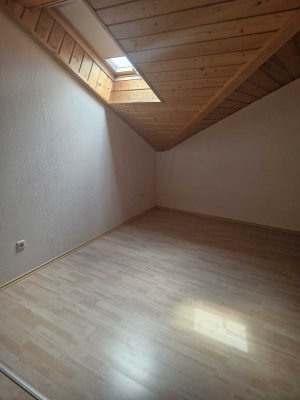 2-Zimmer-Dachgeschosswohnung mit Balkon und EBK in Pforzen