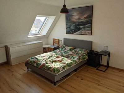 Helle 2-Zimmer-DG-Wohnung mit Klimaanlage