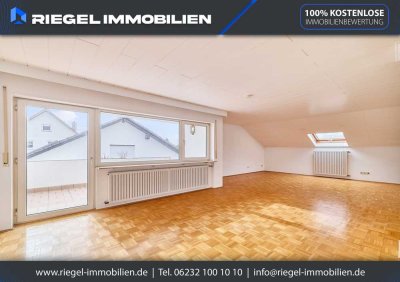 Sie hier? Wir auch! Großzügige Dachgeschosswohnung mit Einbauküche, Balkon, Garage, in ruhiger Lage