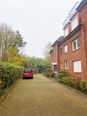 Zentrale und ruhige Hochparterre-Wohnung mit Carport.