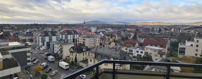 Renovierungsbedürfte Wohnung mit Sonnenbalkon in zentraler Wohnlage und herrlicher Aussicht