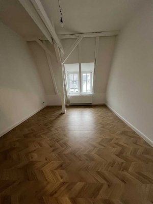 Erstbezug nach Sanierung mit Balkon: Freundliche 6-Zimmer-DG-Wohnung mit geh. Innenausstattung