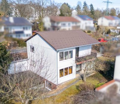 Top Lage: Haus mit Entwicklungspotenzial, Alpenblick und 2 Garagen auf großem Grundstück - Braunland