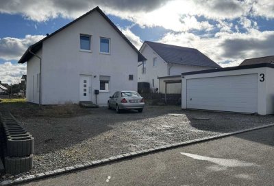 Einfamilienhaus mit Doppelgarage und Carport